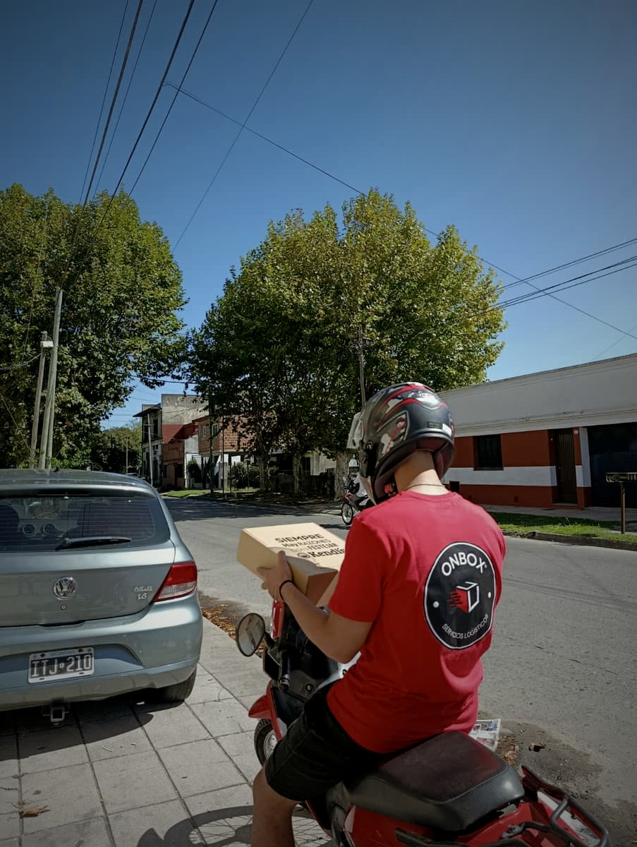 Cadete de OnBox entregando un pedido