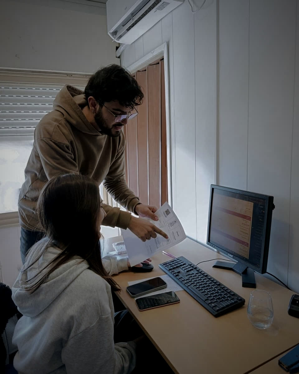 Equipo de OnBox trabajando sobre el sistema de gestión